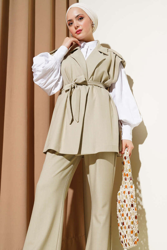 Weste mit Schulterklappen und Gürtel, zweiteiliger Anzug in Stein