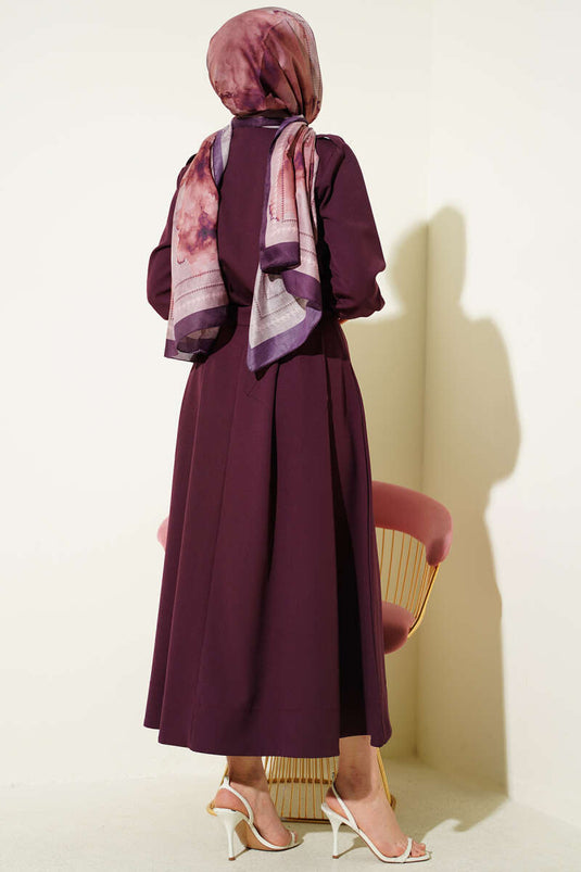 Ensemble deux pièces avec jupe plissée et épaulettes, couleur prune