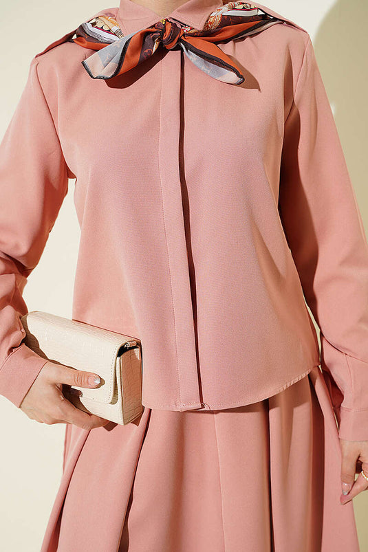 Ensemble deux pièces avec épaulettes et jupe plissée, couleur poudre