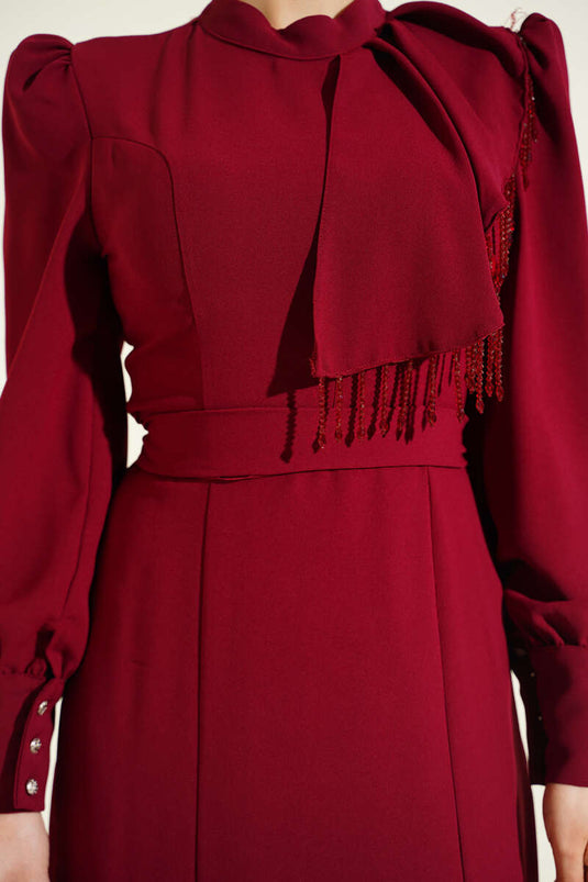 Abendkleid mit Schulterperlen und Gürtel in Bordeaux