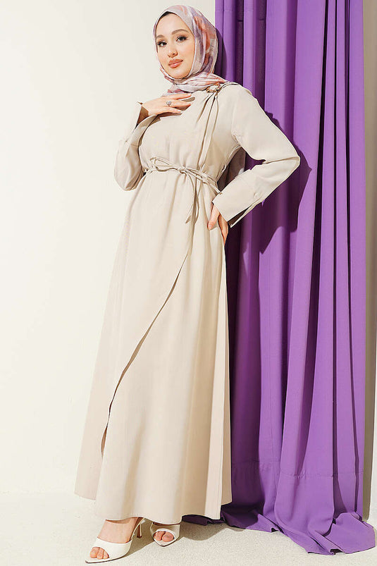 Robe Tensel beige avec épaule froncée et boucle dorée