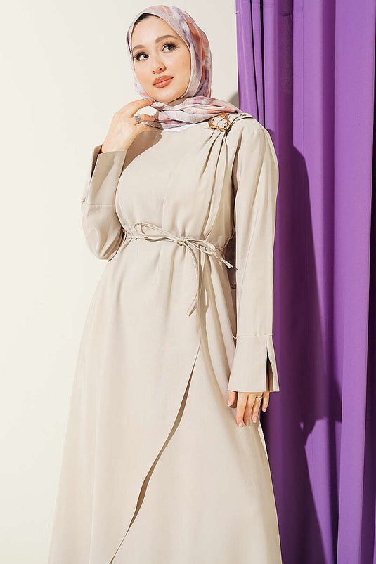 Robe Tensel beige avec épaule froncée et boucle dorée