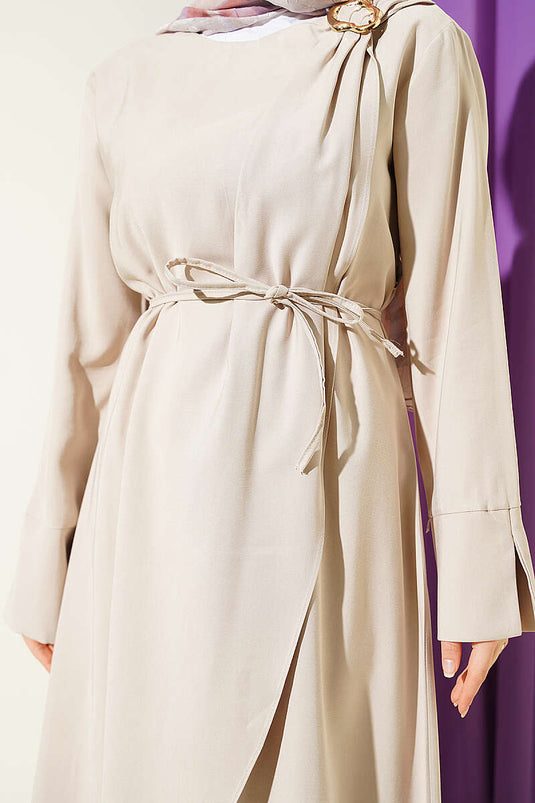 Robe Tensel beige avec épaule froncée et boucle dorée