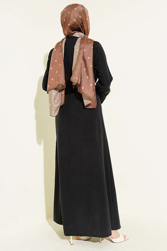 Robe Tensel noire avec épaule froncée et boucle dorée