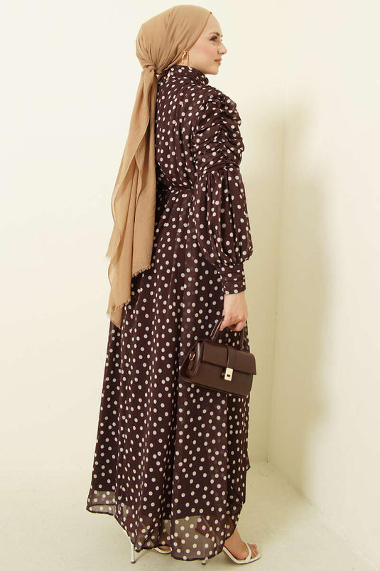 فستان شيفون منقط بكشكش على الكتف بني