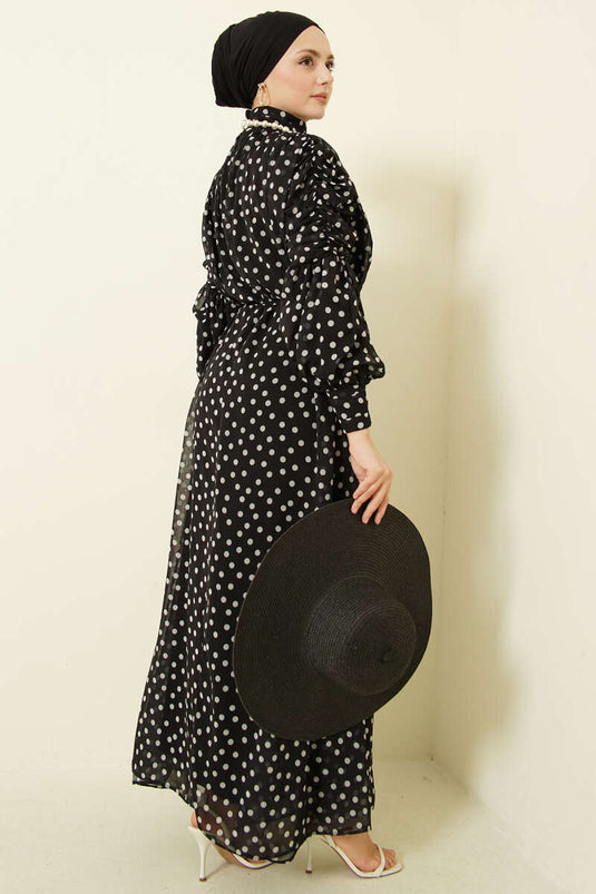 فستان شيفون أسود بنقشة منقط مع كشكش على الكتف