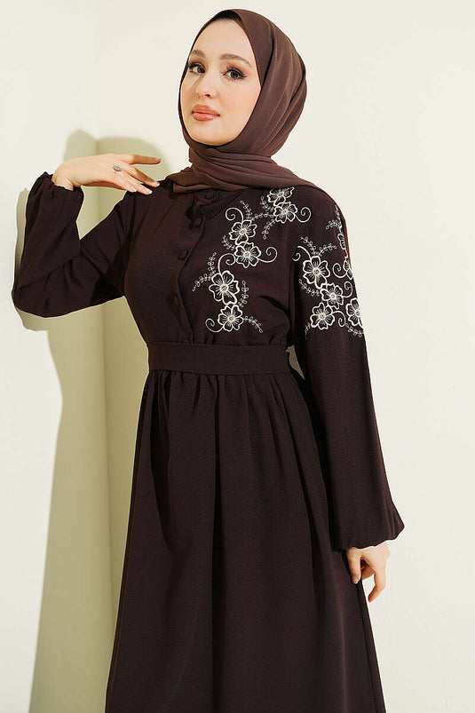 Robe boutonnée avec broderie florale sur l'épaule, marron foncé