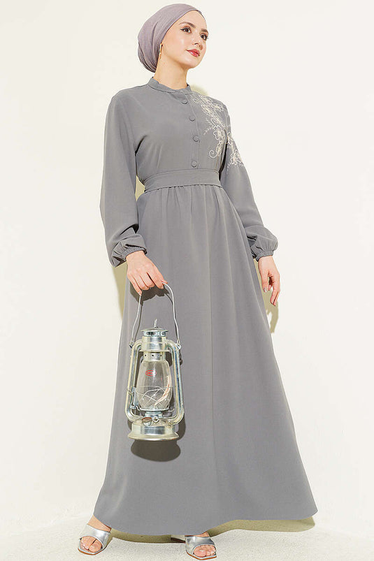 Vestito grigio con bottoni e ricamo floreale sulla spalla