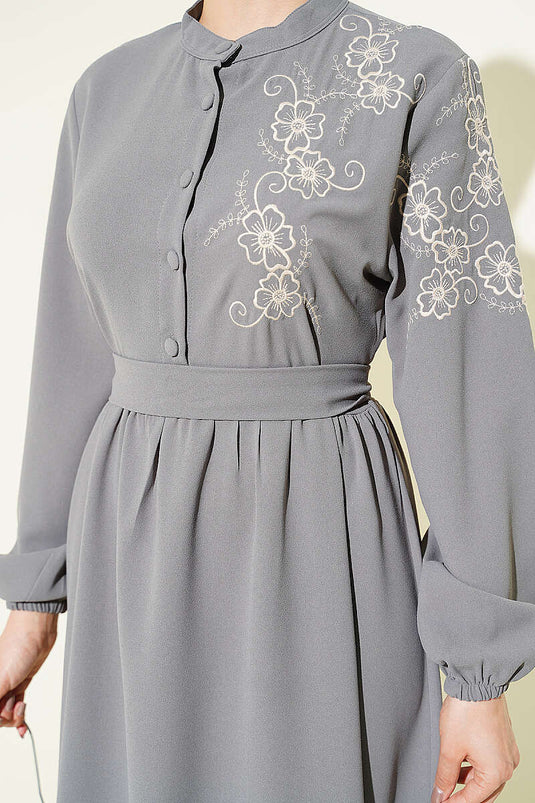 Vestito grigio con bottoni e ricamo floreale sulla spalla