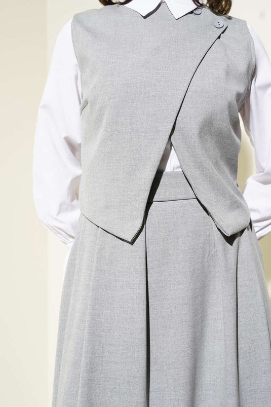 بدلة تنورة صدرية بأزرار متقاطعة على الكتف باللون الرمادي