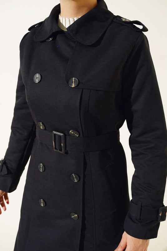 Schwarzer Trenchcoat mit geknöpfter Schulter und Hemdkragen