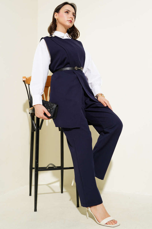 Zweiteiliger Anzug mit Knopfleiste und Gürtel an der Schulter, Marineblau