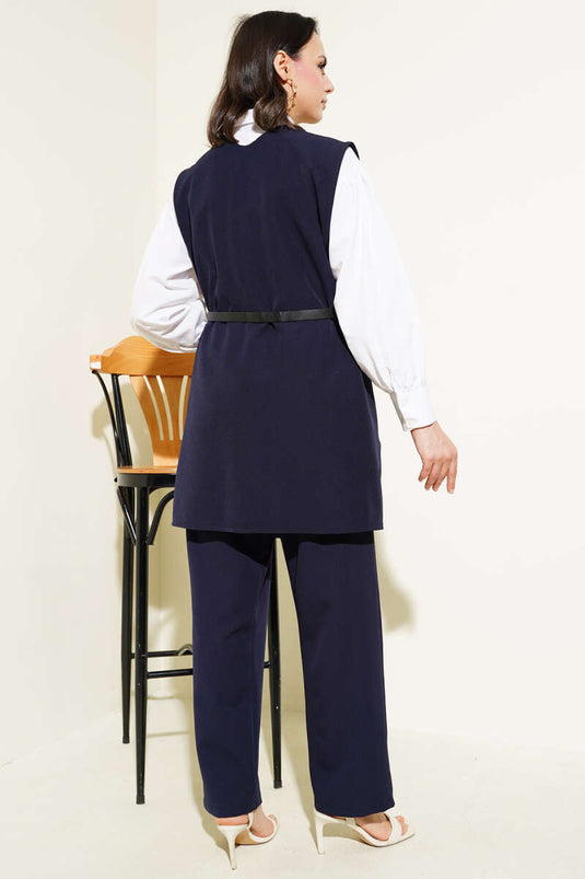 Zweiteiliger Anzug mit Knopfleiste und Gürtel an der Schulter, Marineblau