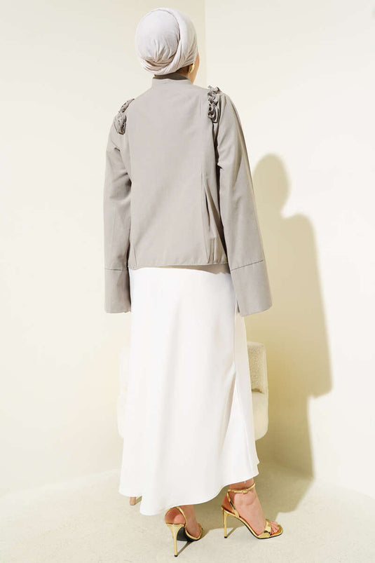 Kurzes Hemd mit Rüschen an den Schultern in Stein