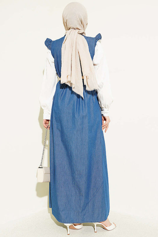 Robe bleue avec détail volanté aux épaules