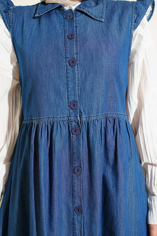 Robe bleue avec détail volanté aux épaules