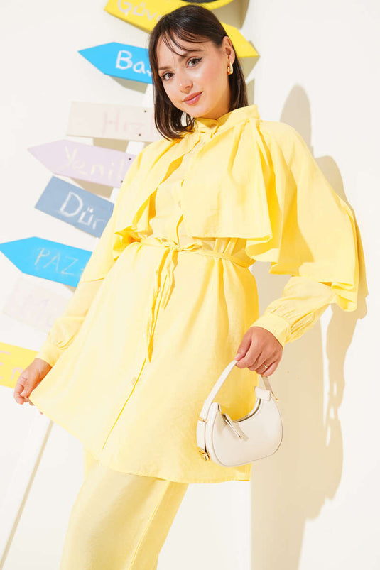 Costume deux pièces jaune avec cape à volants sur les épaules