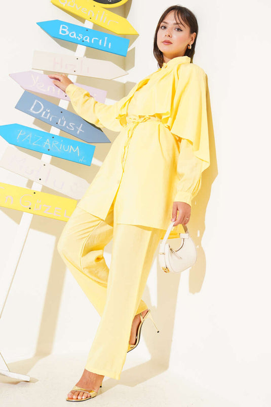 Costume deux pièces jaune avec cape à volants sur les épaules