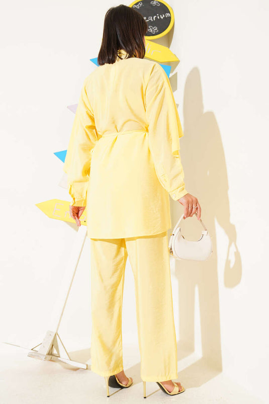 Costume deux pièces jaune avec cape à volants sur les épaules