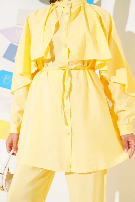 Costume deux pièces jaune avec cape à volants sur les épaules