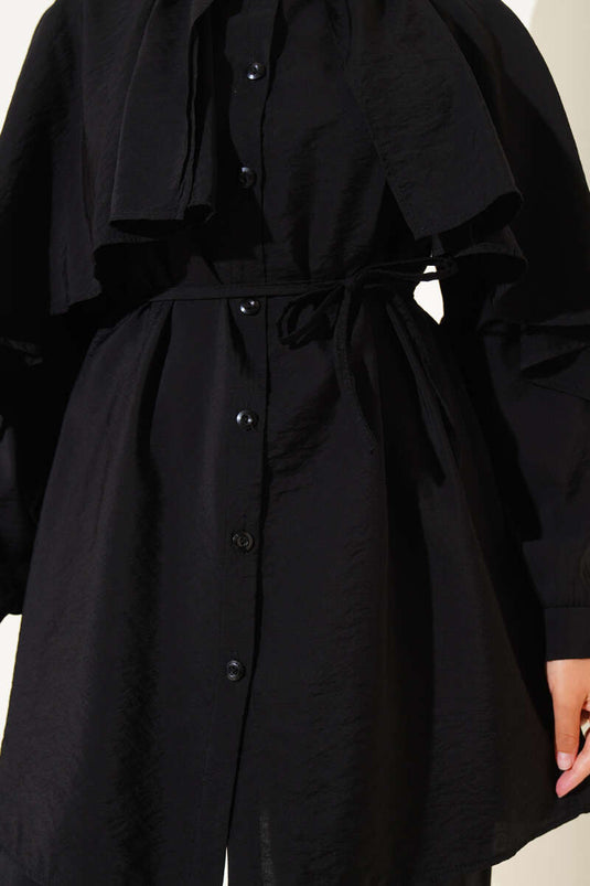 Zweiteiliger Anzug mit Cape und Rüschen an den Schultern in Schwarz