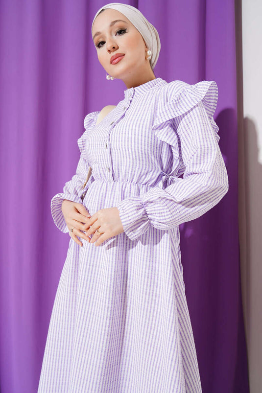 Gestreiftes Seersucker-Kleid mit Schulterrüschen in Flieder