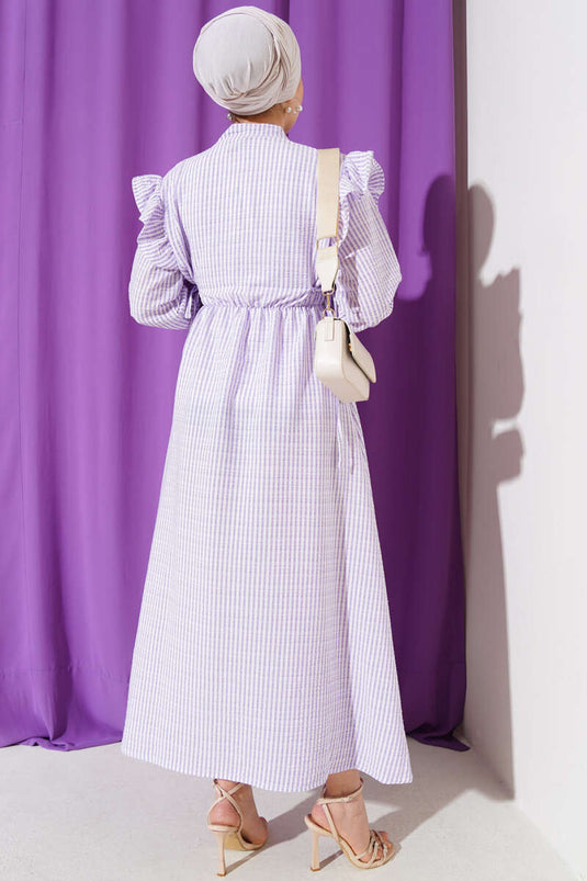 Gestreiftes Seersucker-Kleid mit Schulterrüschen in Flieder