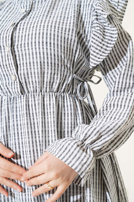 Gestreiftes Seersucker-Kleid mit Schulterrüschen Schwarz