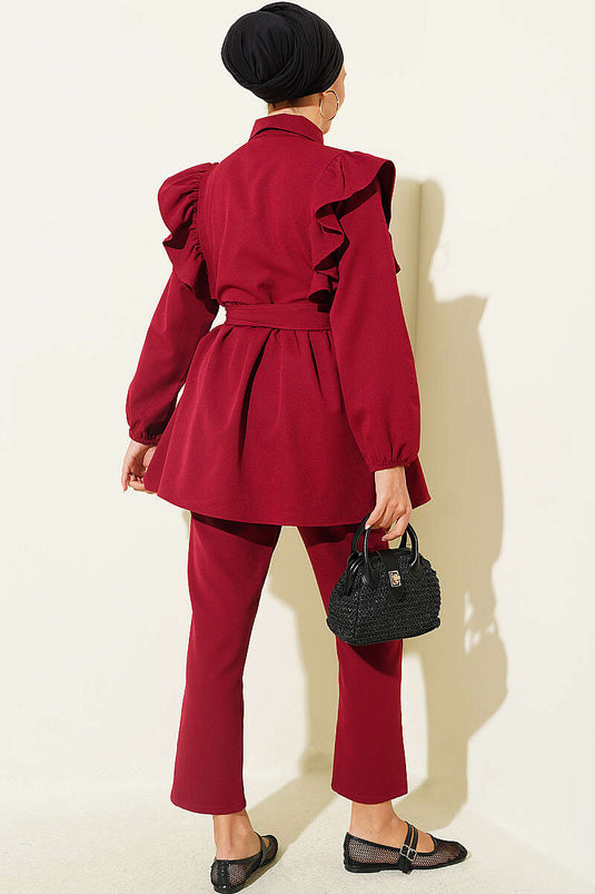 طقم مكون من قطعتين بكتف مزخرف بأزرار بلون بورجوندي