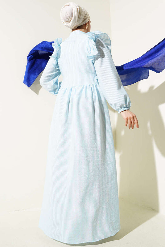 Robe en seersucker rayée bleu ciel à volants et boutons sur les épaules