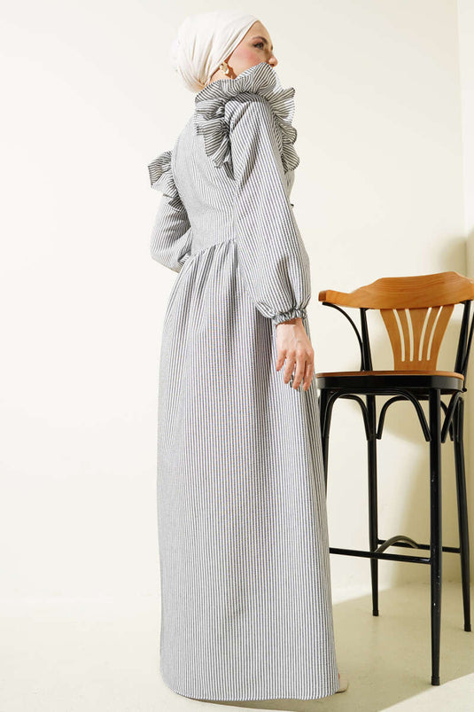 Robe noire à rayures en seersucker, à volants aux épaules et boutons.