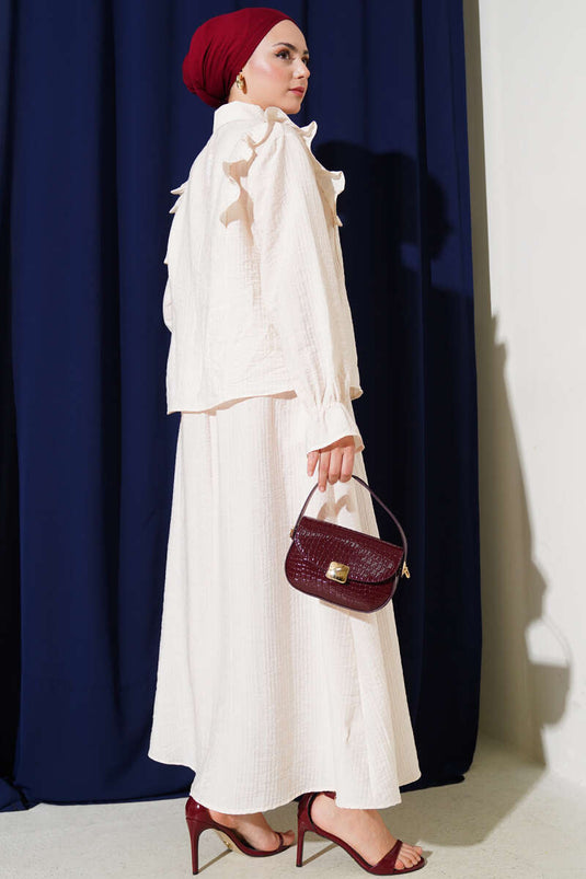 طقم من قطعتين مع تنورة وكشكشة على الكتف باللون البيج