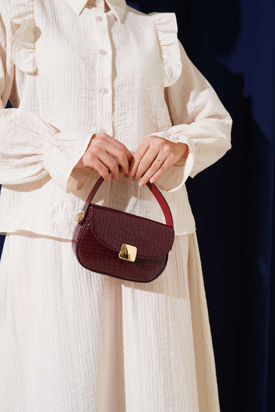 طقم من قطعتين مع تنورة وكشكشة على الكتف باللون البيج