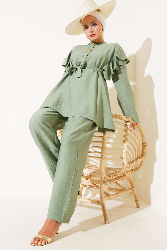 Zweiteiliger Anzug mit Rüschen an den Schultern und goldenen Knöpfen Mandelgrün