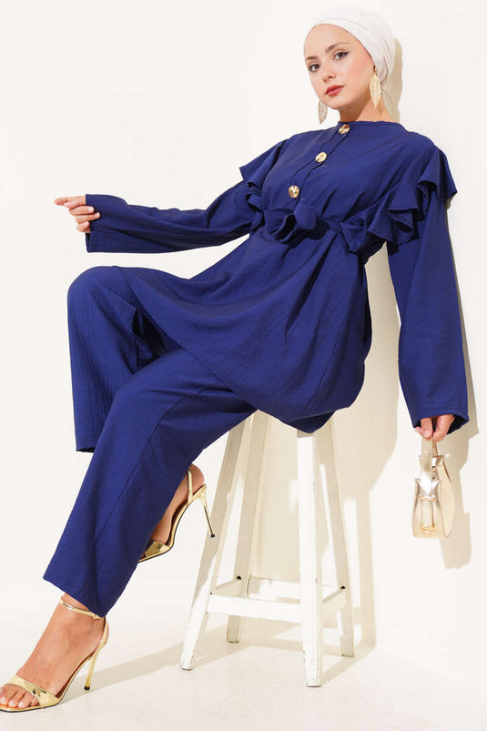 Zweiteiliger Anzug mit Rüschen an den Schultern und goldenen Knöpfen, Marineblau