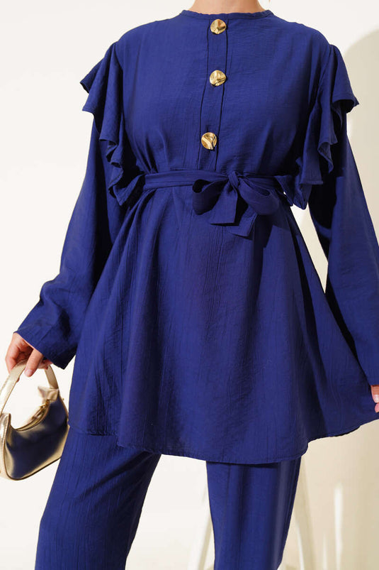 Zweiteiliger Anzug mit Rüschen an den Schultern und goldenen Knöpfen, Marineblau