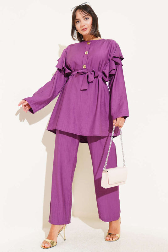 Zweiteiliger Anzug mit goldenen Knöpfen und Rüschen an den Schultern in Magenta