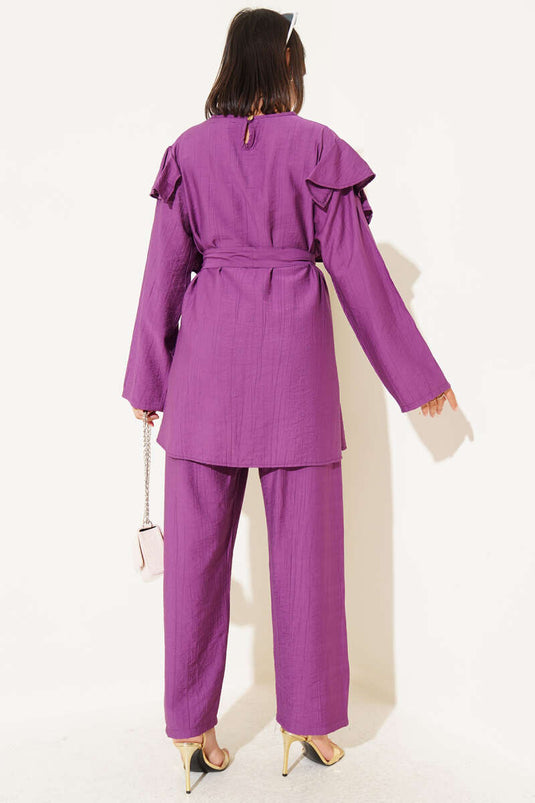 Zweiteiliger Anzug mit goldenen Knöpfen und Rüschen an den Schultern in Magenta