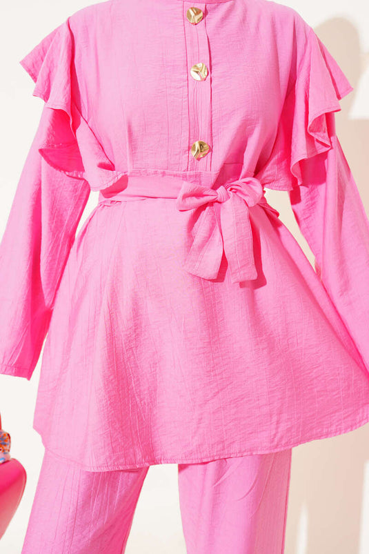 Costume deux pièces rose à volants et boutons dorés