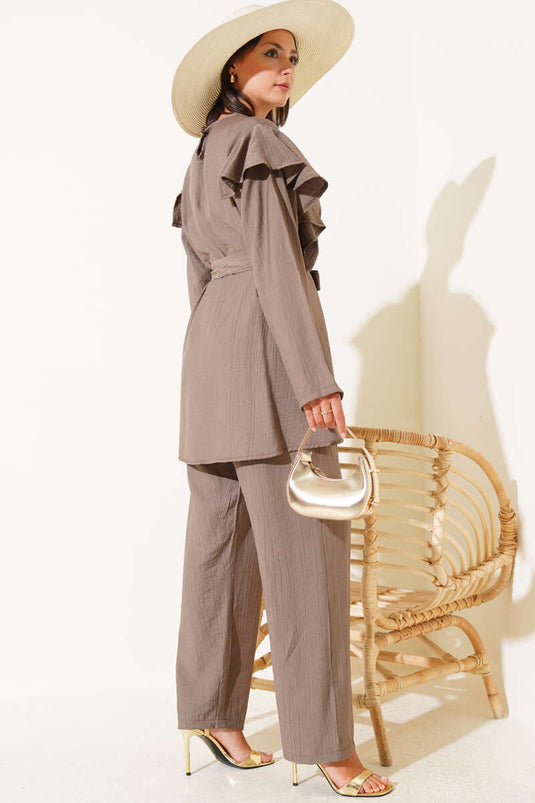 Costume deux pièces boutonné doré à volants sur les épaules en vison