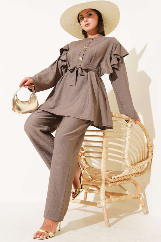 Costume deux pièces boutonné doré à volants sur les épaules en vison