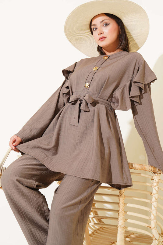 Costume deux pièces boutonné doré à volants sur les épaules en vison