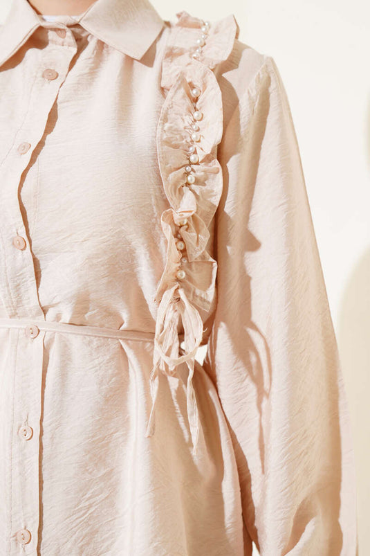 قميص لؤلؤي بأكتاف مكشكشة، بيج