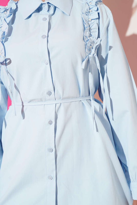 Chemise bleue à épaules volantées et perles