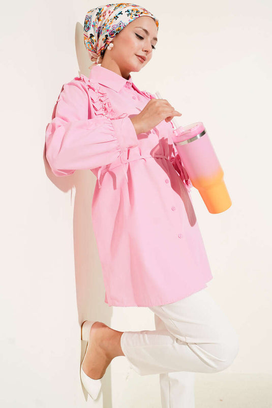 Chemise rose à épaules à volants et perles