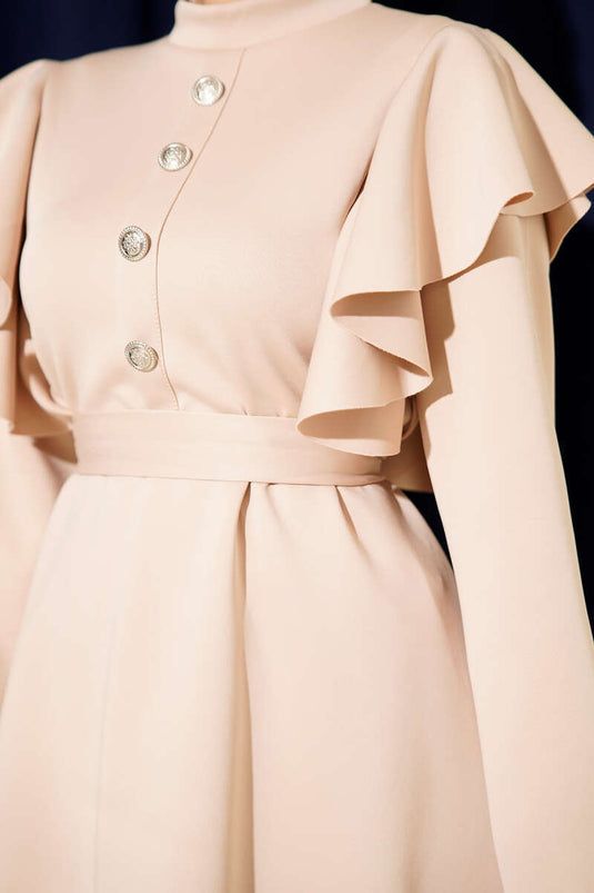 طقم بيج من قطعتين بتصميم غوص، مزين بكشكشة على الكتفين وحزام.