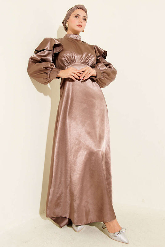 Robe de soirée en satin à volants sur les épaules, marron clair