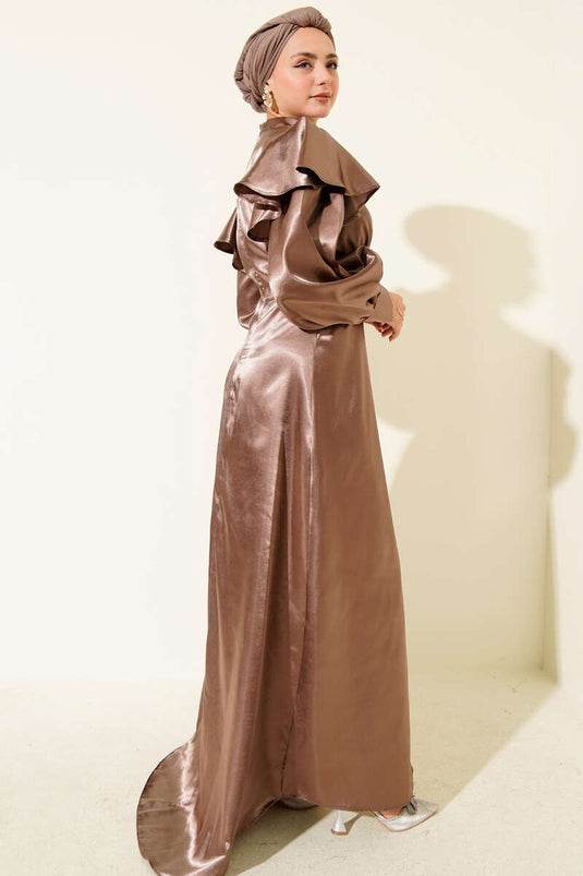 Robe de soirée en satin à volants sur les épaules, marron clair