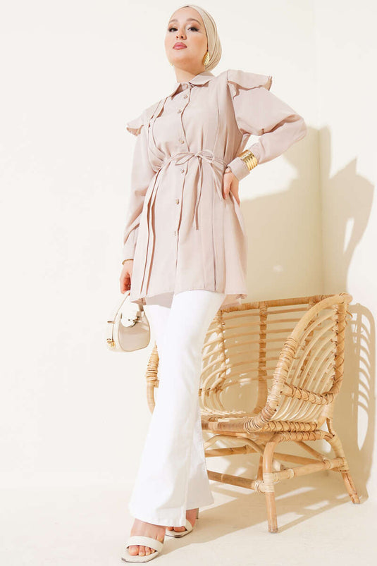 Chemise beige à rayures et ceinture à volants aux épaules