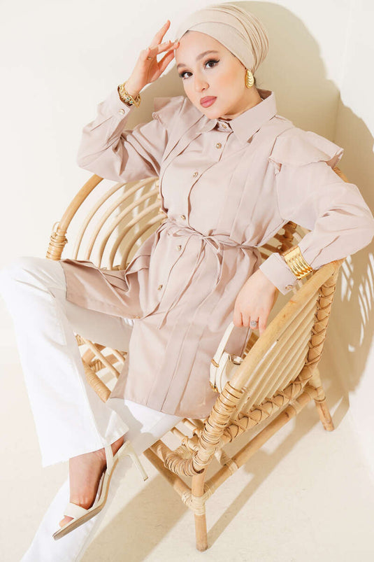 قميص مخطط بحزام مع كشكشة على الكتف باللون البيج